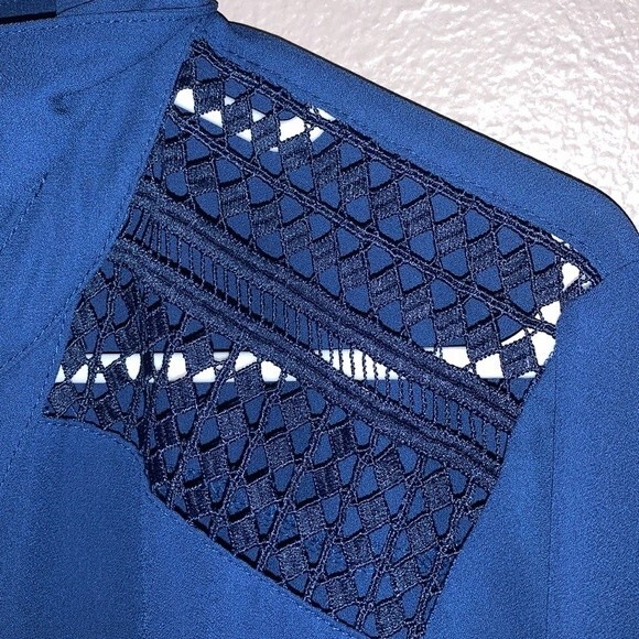 Alyx woman’s blue sheer button down 3/4 tab sleeve blue Large W/shoulder detail - Picture 8 of 12